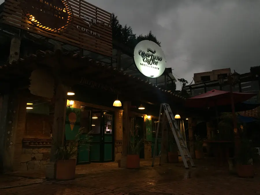 Oportuno Coffee — fachada de noche