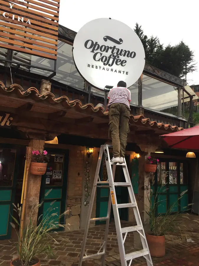 Montando el letrero de Oportuno Coffee